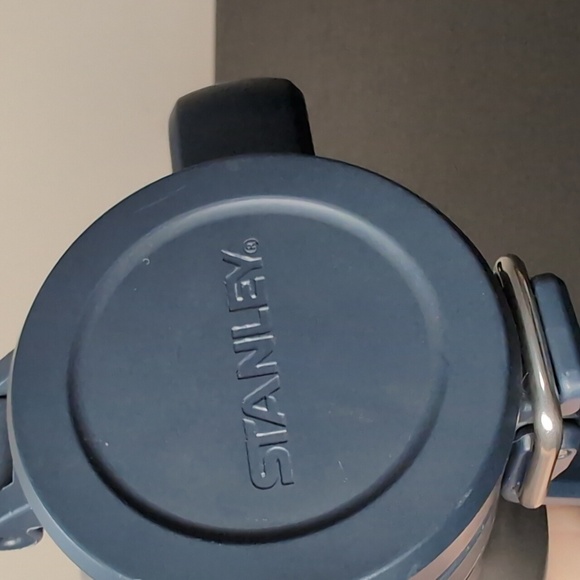 Stanley Half Growler Easy Pour Thermos 32oz - Picture 3 of 10